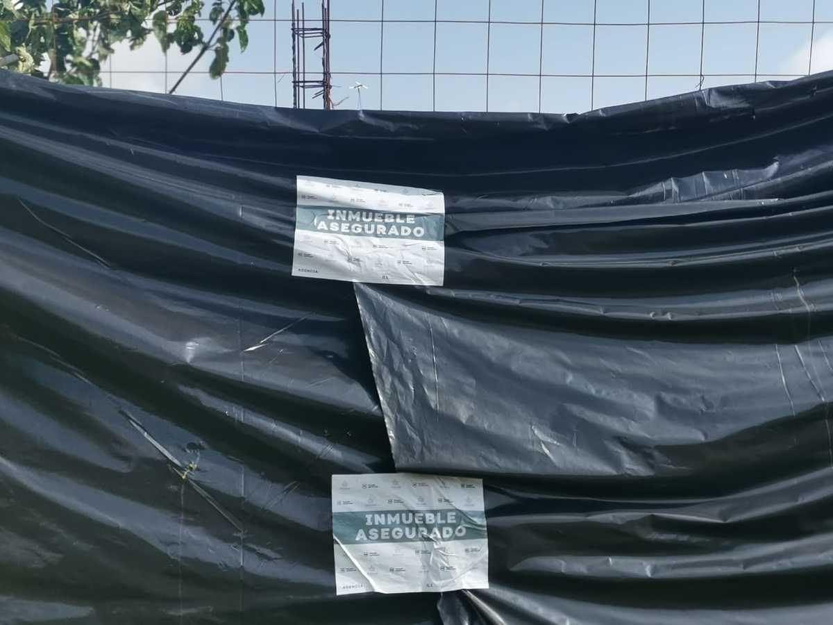 Cubre la fachada de la finca una bolsa negra . (Diana Barajas)