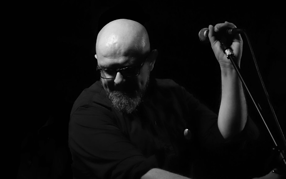 Eloy es músico de bandas como Inesperado, Ergo y actualmente es cantante y guitarrista de Los del Brujo (Cortesia)
