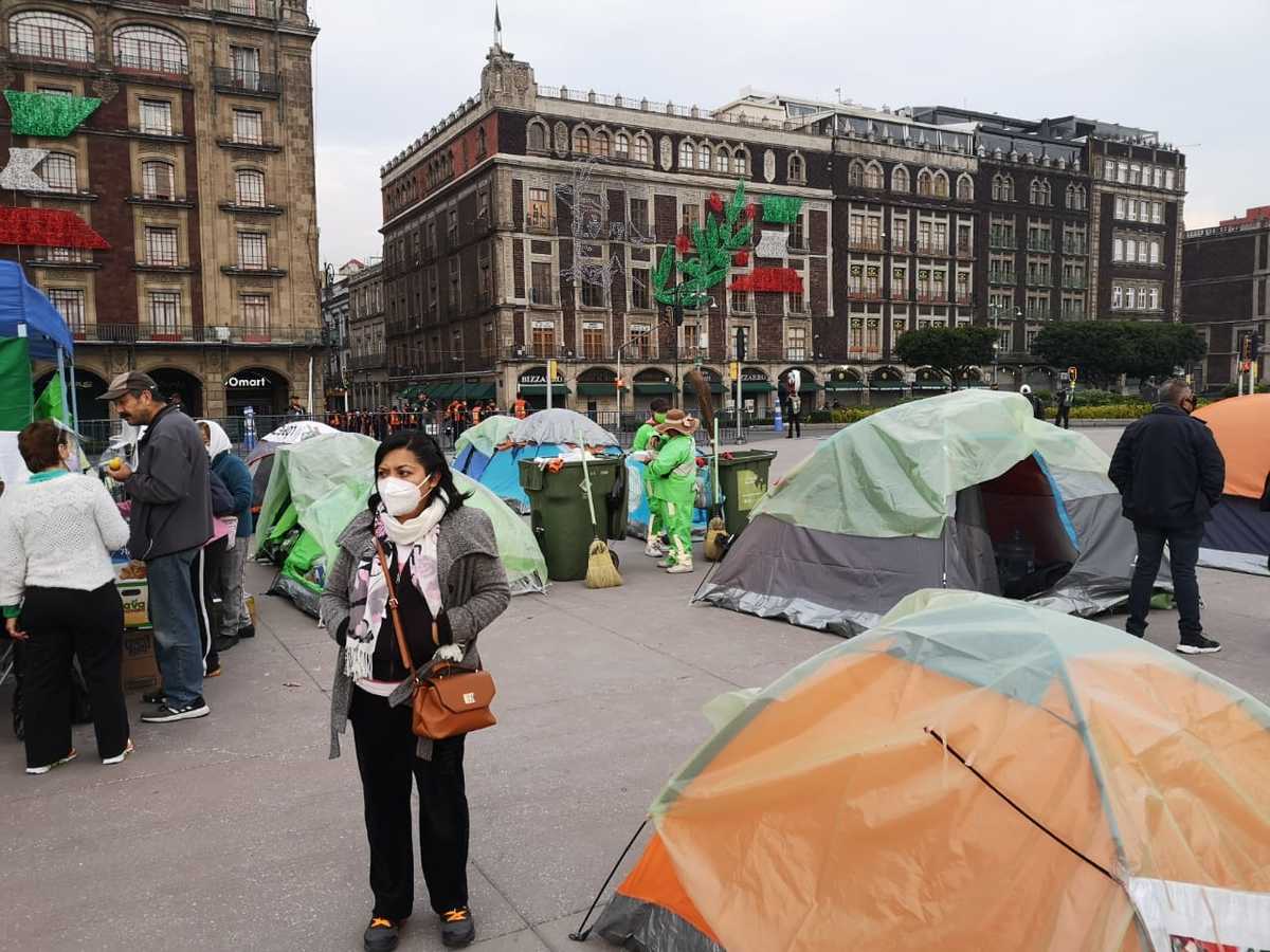Los integrantes de FRENAAA continúan su protesta contra López Obrador. | Francisco Mejía
