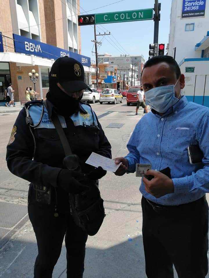 Mujer Tránsito regresa cheque que se encontró tirado en la calle