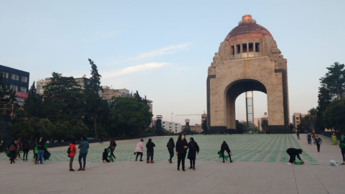 Mujeres colocan seis mil pañuelos verdes en el Monumento a la Revolución