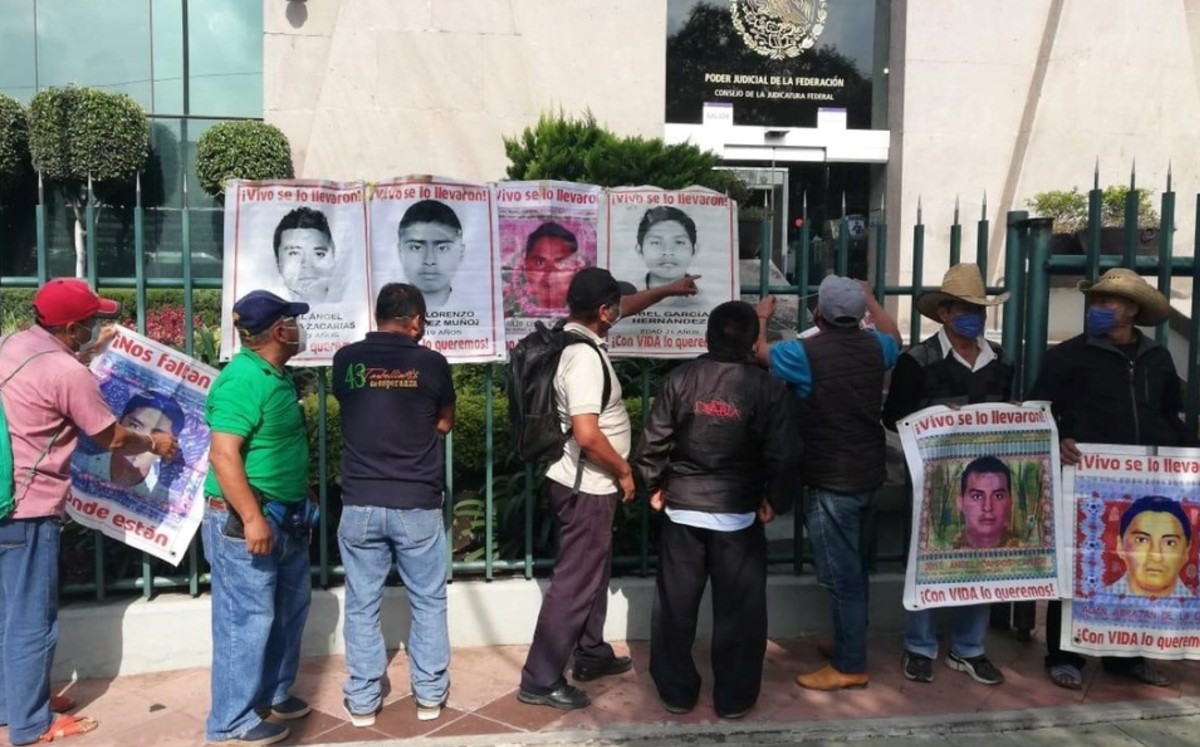 Papás de los 43 protestan en Insurgentes, frente a Consejo de la Judicatura Federal