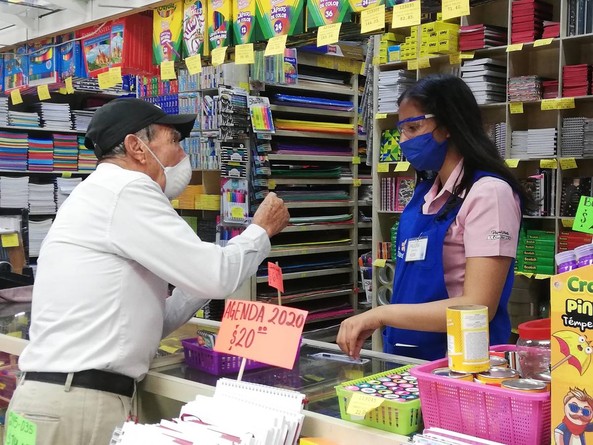 Pese a clases virtuales, incrementan ventas en papelerías de León