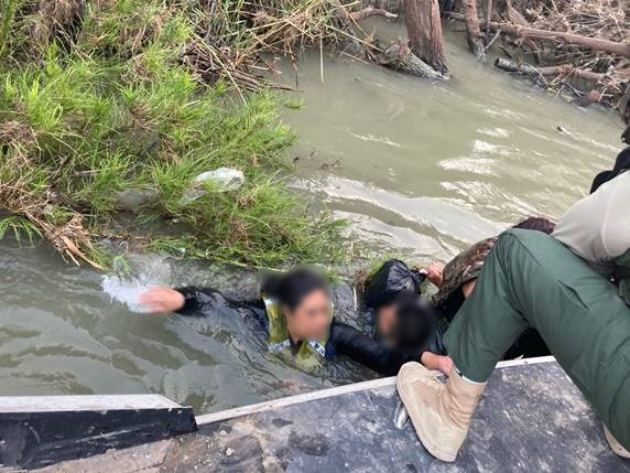 Rescatan a migrantes del río Bravo. (Cortesía)