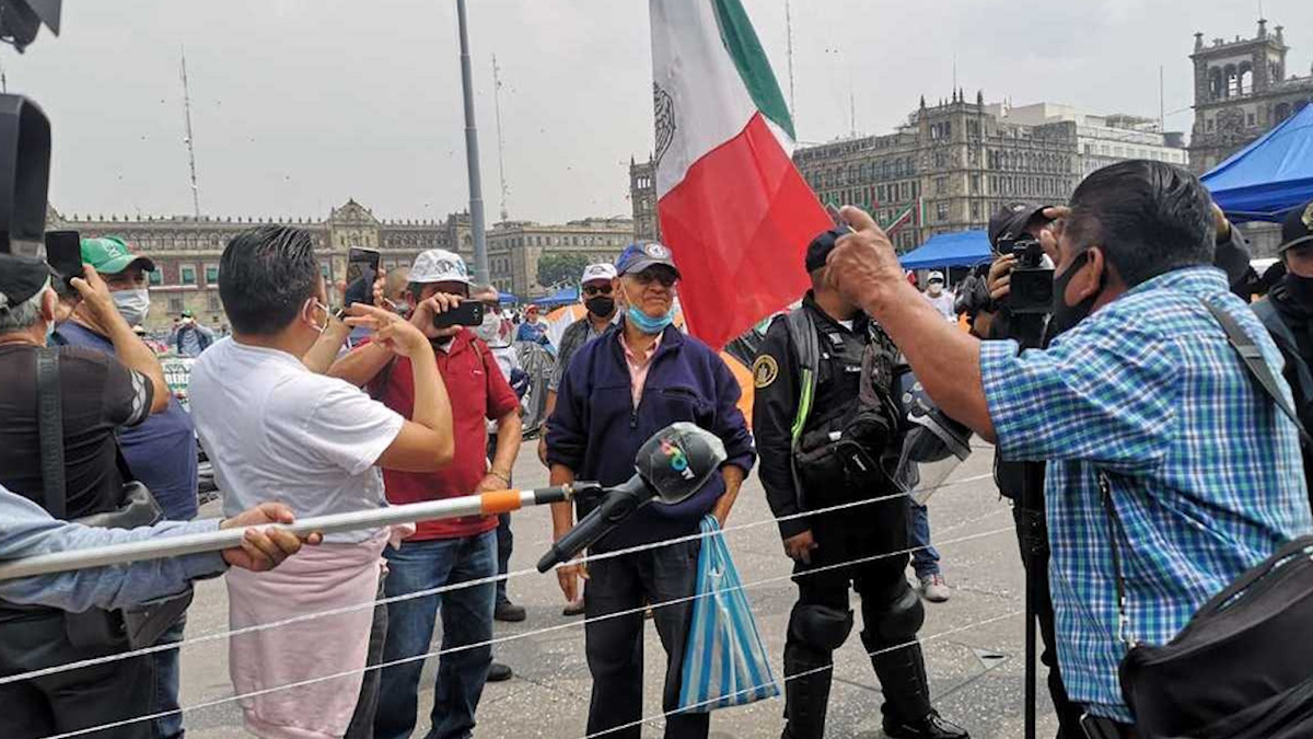 Seguidores de Morena se enfrentan a FRENAAA en Zócalo de CdMx