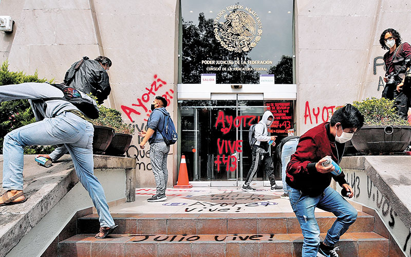 Alumnos de distintas escuelas vandalizaron la fachada del Consejo de la Judicatura Federal. (EFE)