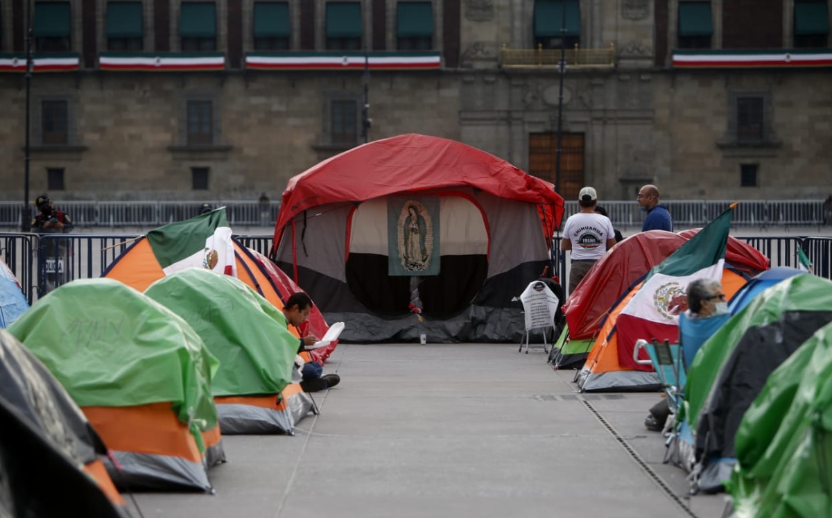 Continúa plantón de FRENAAA en el Zócalo. (Ariana Pérez)