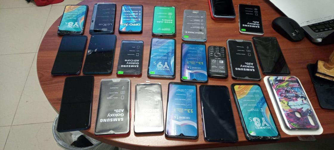 Les aseguraron al menos 20 celulares. (Especial)