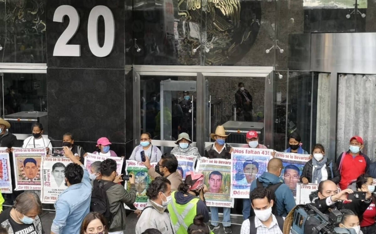 Padres de normalistas de Ayotzinapa protestan en la FGR