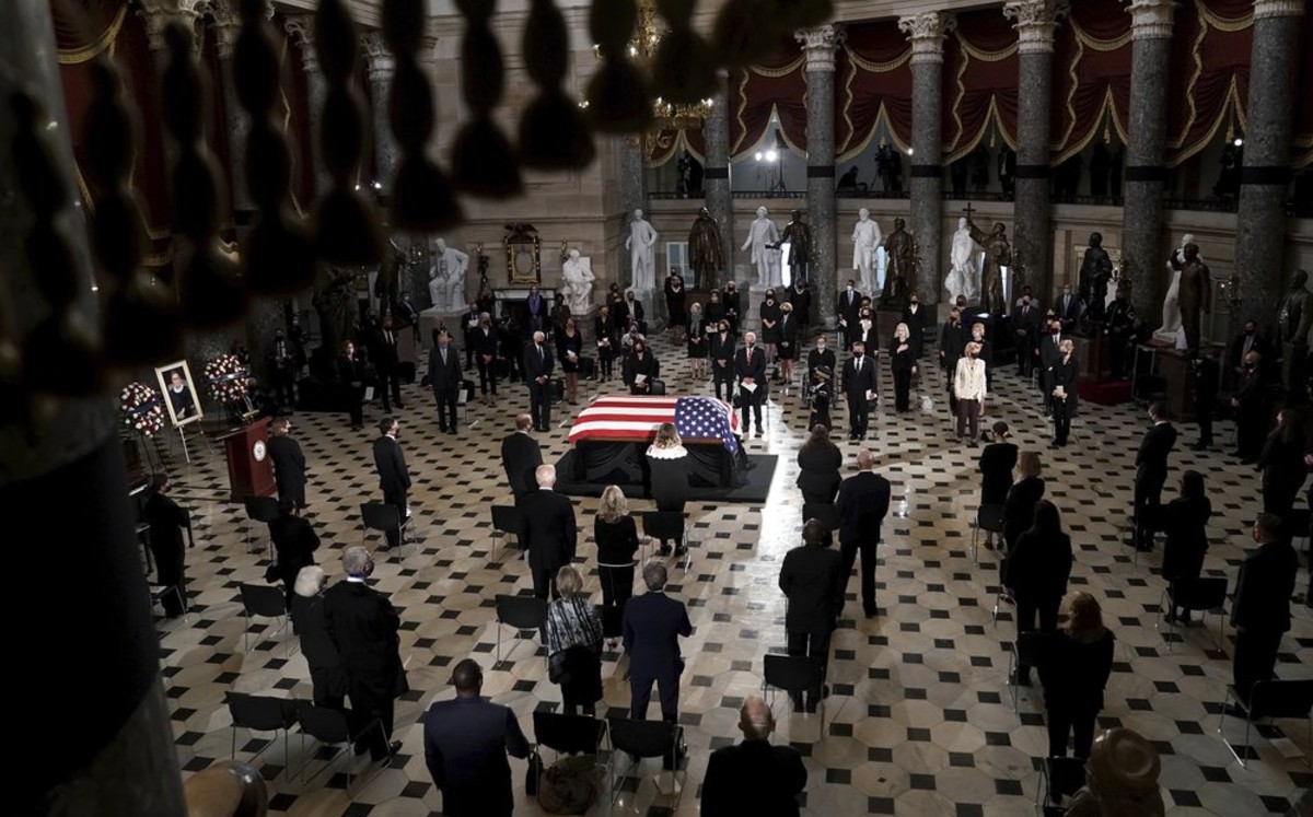 Ruth Ginsburg será enterrada la próxima semana en el Cementerio Nacional de Arlington junto a su esposo. (AP)