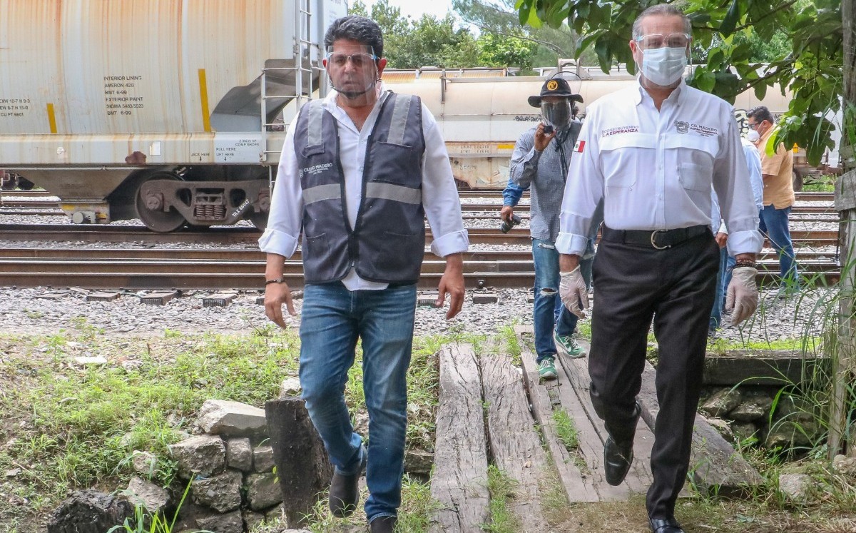 Adrián Oseguera Kernion supervisa el rescate y rehabilitación de la red pluvial. (Cortesía)