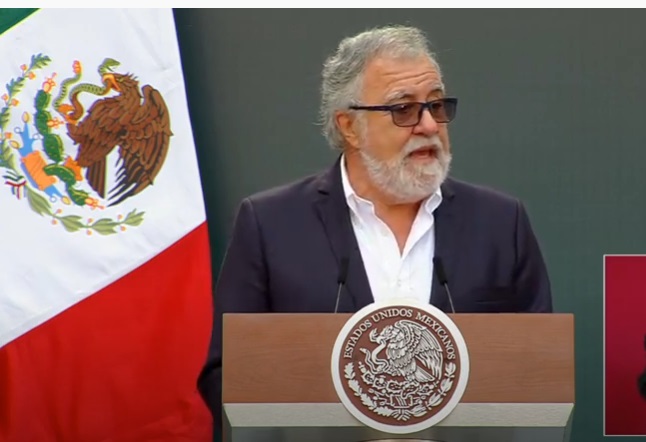 Alejandro Encinas entrega informe de caso Ayotzinapa.