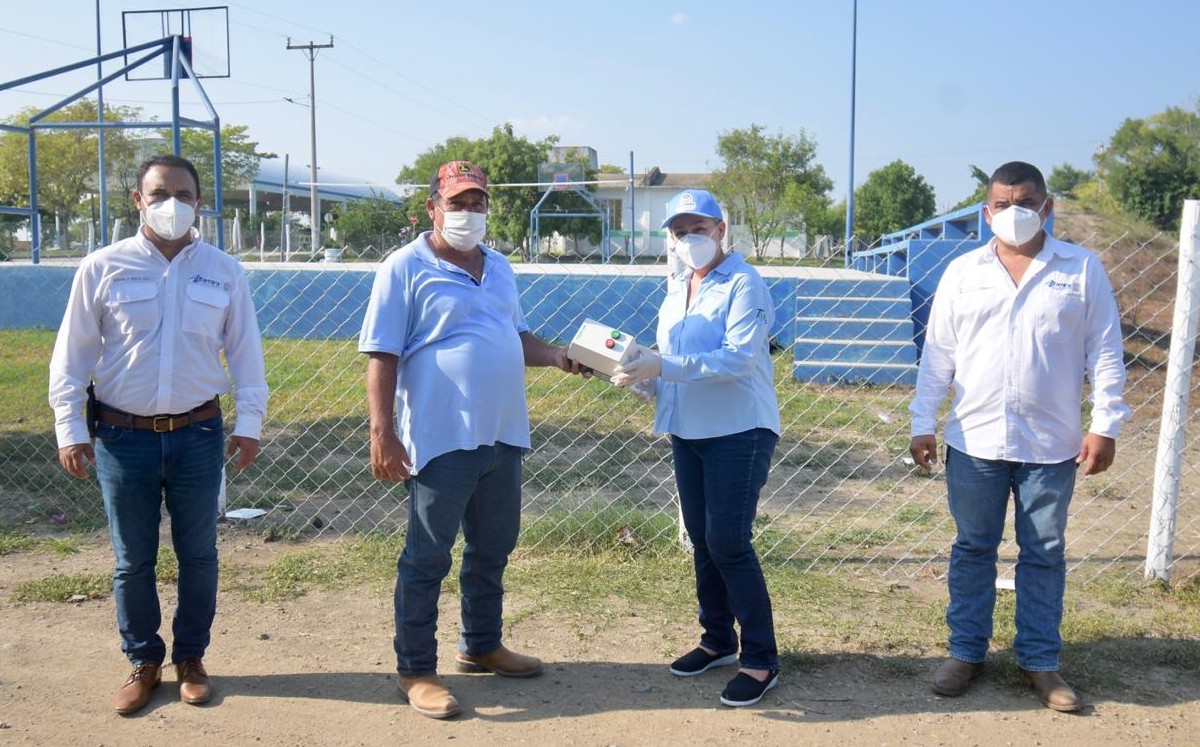 Alma Laura Amparán entregó equipo para modernización de planta de agua. (Cortesía)