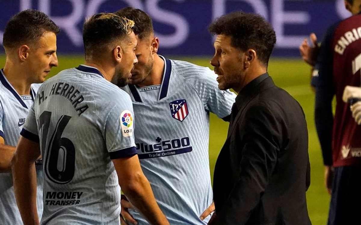 Diego Simeone y Héctor Herrera (Reuters)