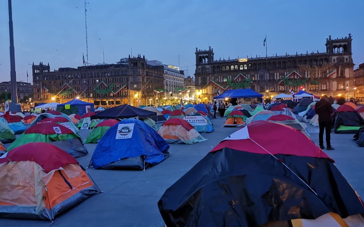 Integrantes de FRENAAA pasan su tercera noche en la plancha del Zócalo capitalino. (Francisco Mejía)