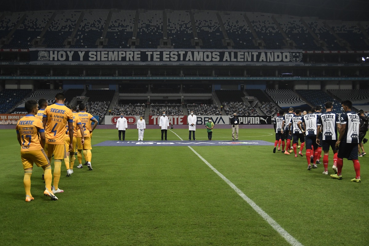 Jugadores hacen pasillo a médicos previo al Clásico Regio (Imago7)