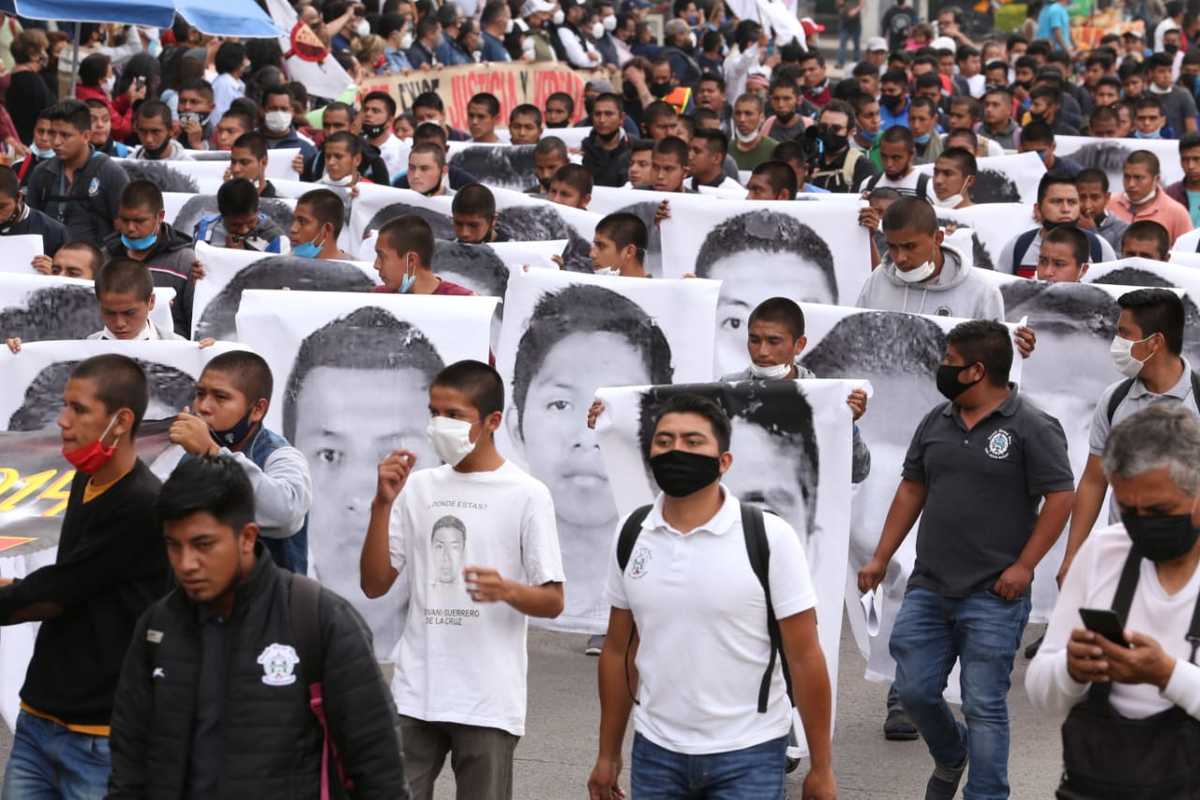 Manifestantes protestan a seis años de la desaparición de 43 normalistas. (Octavio Hoyos)