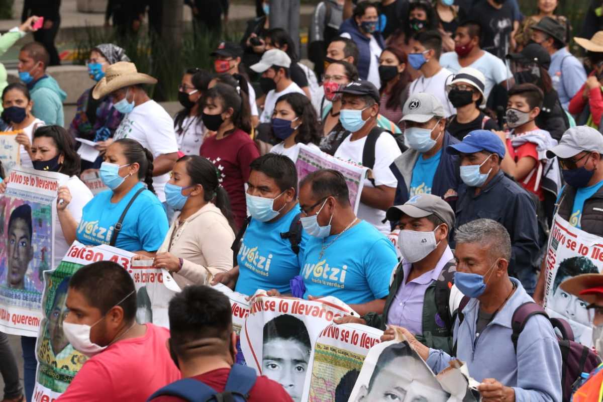 Padres de los 43 encabezaron la marcha por la desaparición de los 43 normalistas. (Octavio Hoyos)