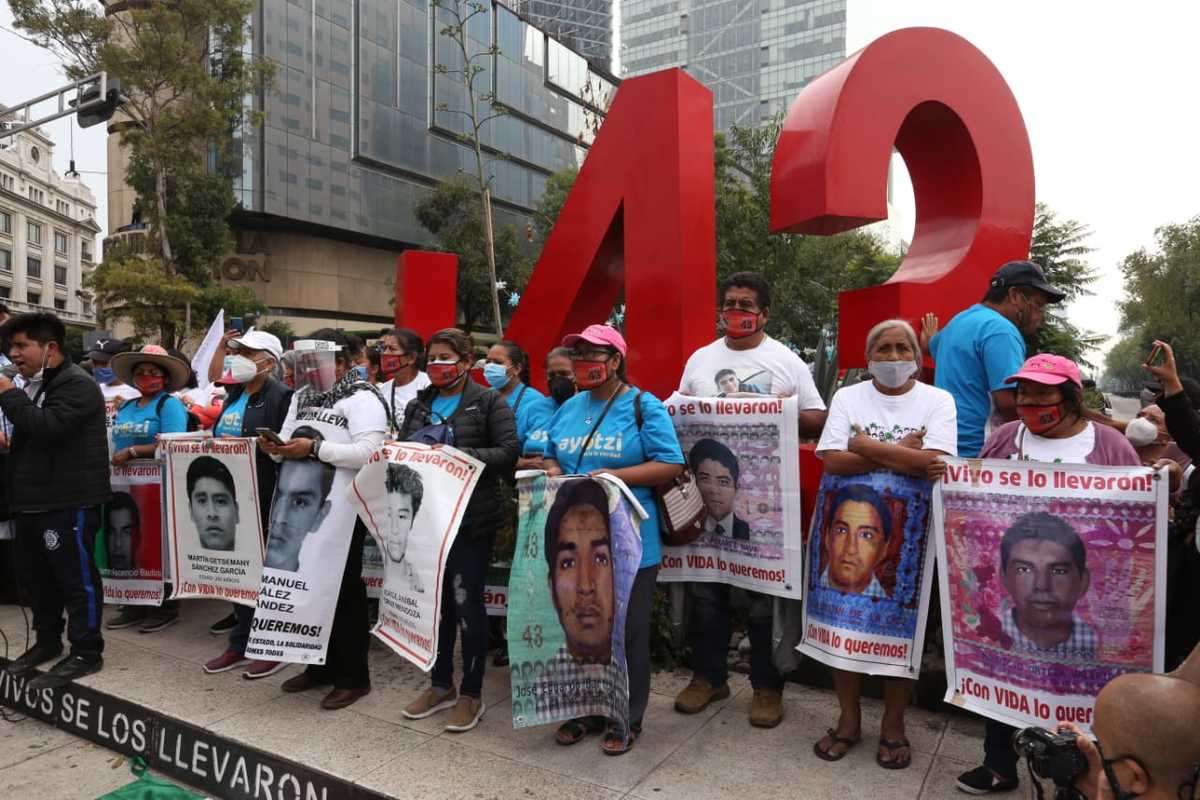 Padres de los normalistas se manifiestan en el Antimonumento. (Octavio Hoyos)