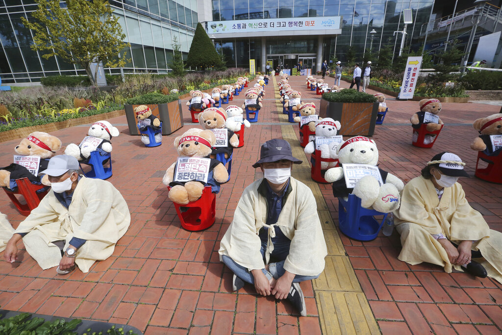 Los peluches se han convertido en símbolo de multitudes en Corea del Sur. (AP)