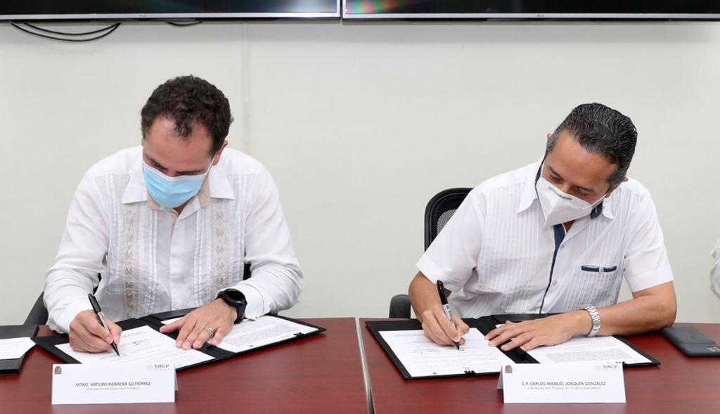 Arturo Herrera, secretario de Hacienda y Carlos Joaquín González, gobernador de Quintana Roo.  (Cortesía)