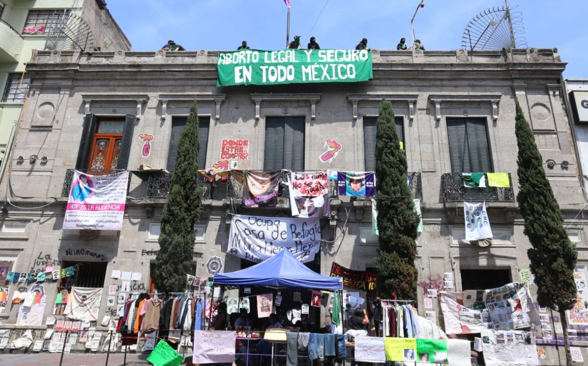 Grupos feministas fueron encapsuladas en las inmediaciones del Congreso de la Ciudad de México. (Javier Rios)