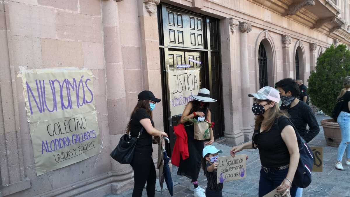 Manifestantes se apostaron con pancartas frente a las oficinas del Palacio de Gobierno de Coahuila. (Especial)