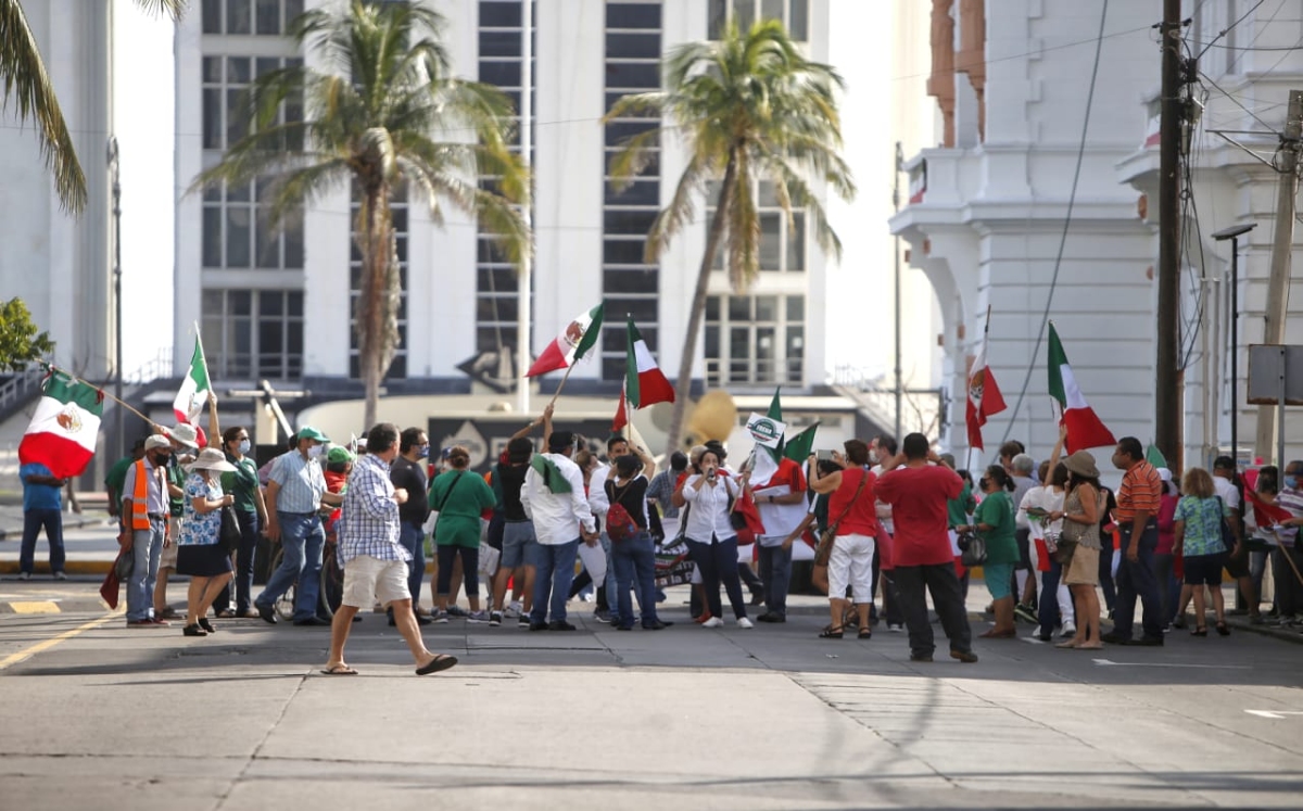 Los manifestantes llegaron en autobuses al hotel./ Ariana Pérez