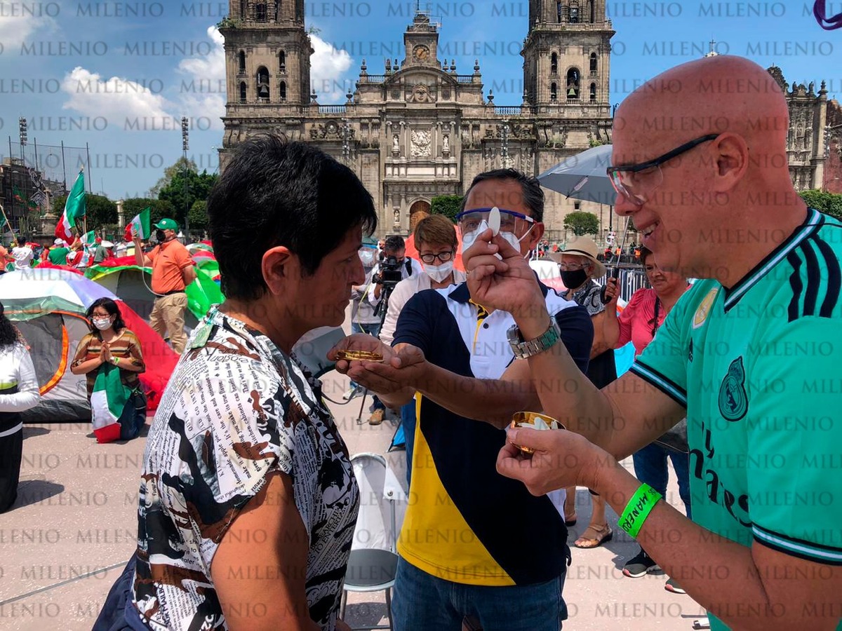 Los manifestantes recibieron la comunión en el Zócalo capitalino. (Janneth López Ponce)