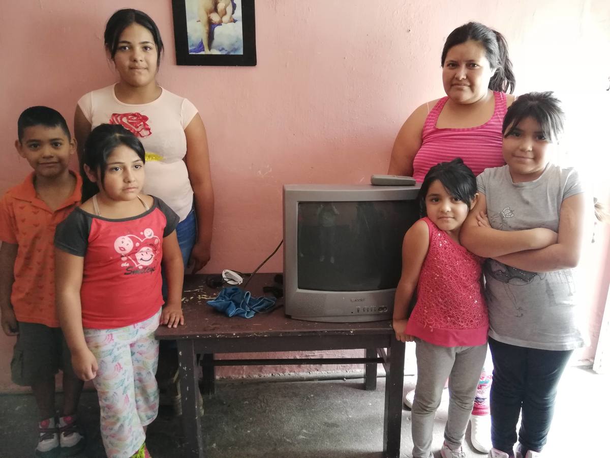 Pandemia los deja sin empleo; piden tele para que sus hijos sigan estudiando