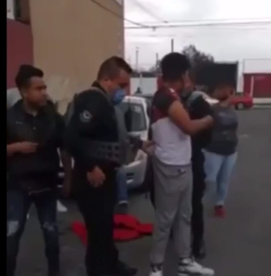 Policías acudieron para detener al sujeto. (Especial)