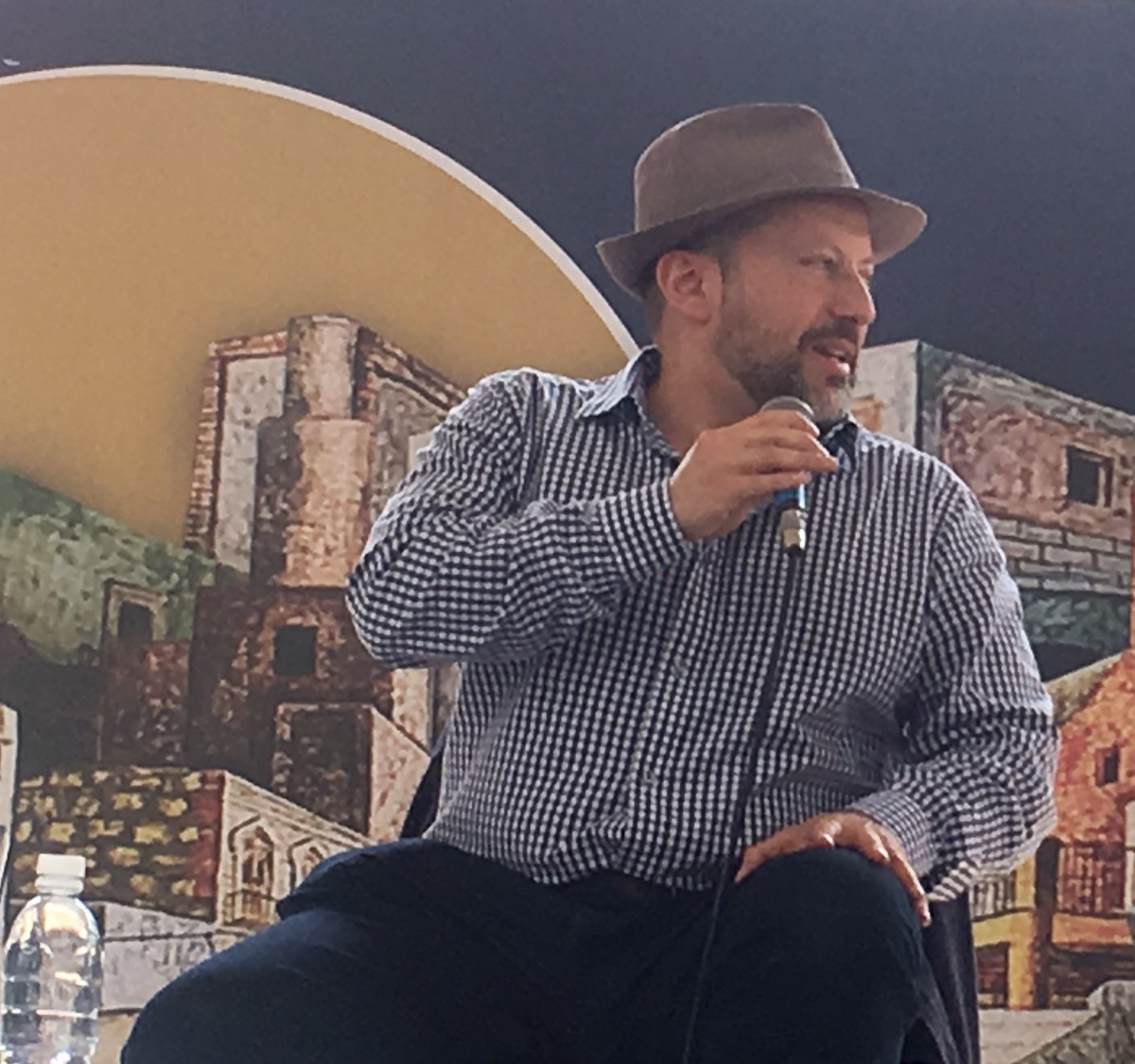 La próxima novela de Martín Solares se llama Muerte en el Jardín de la Luna. (Especial)