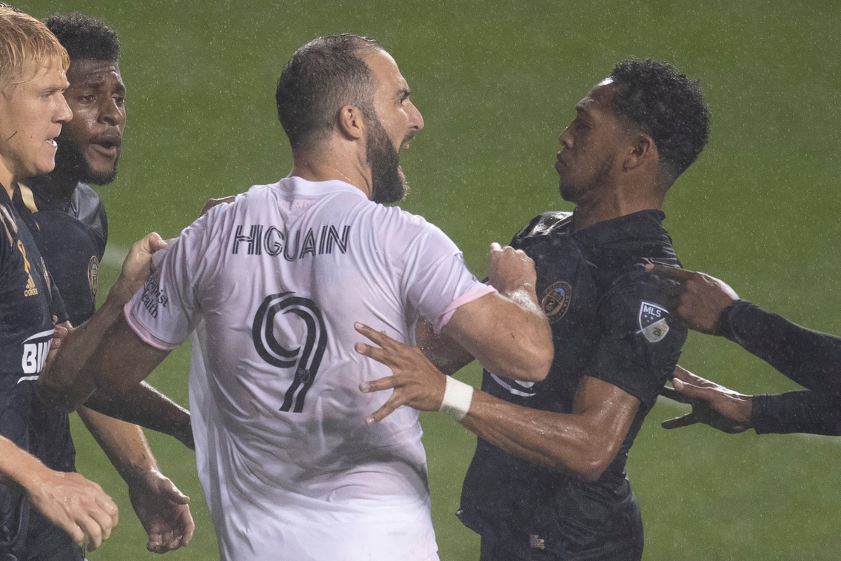 Rivales se burlan de Higuaín tras fallar penal en debut con Inter de Miami (AFP)