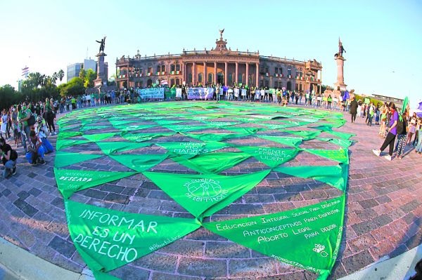 Los colectivos montaron un “Mega Pañuelo” en la Explanada de los Héroes. Jorge López