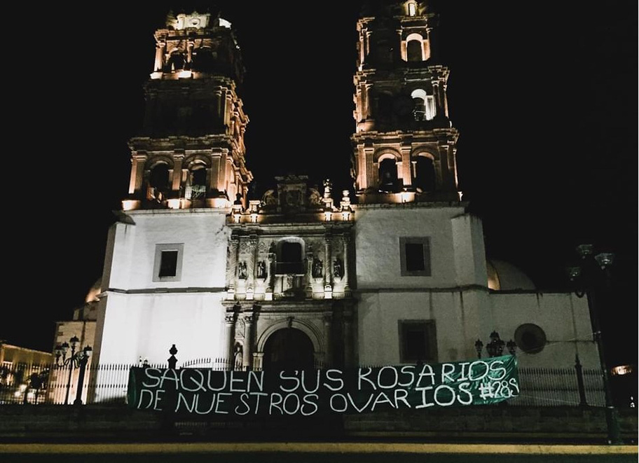 Colocan mantas en Catedral de Durango. (Especial)