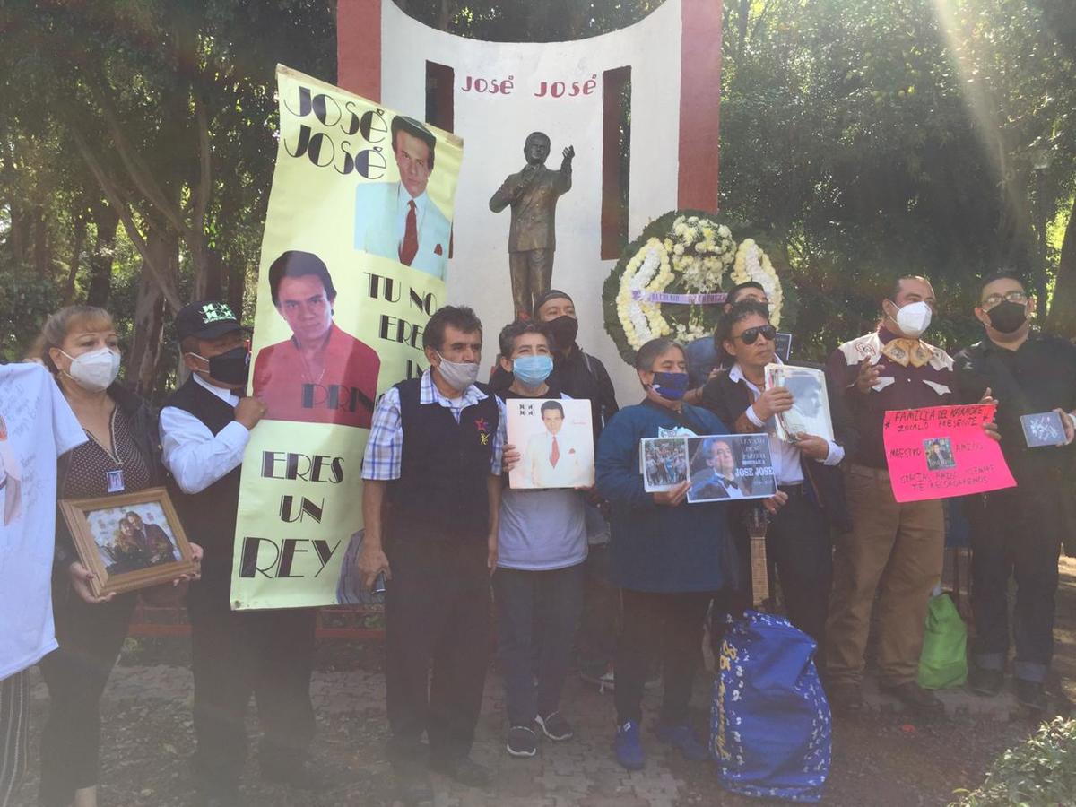 Decenas de fans corearon consignas a favor del cantante. (Fernanda López)