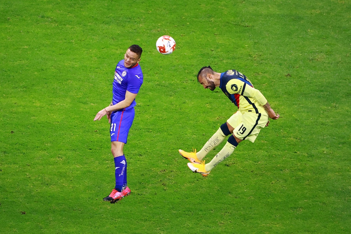 Emanuel Aguilera despeja el balón (Imago7)