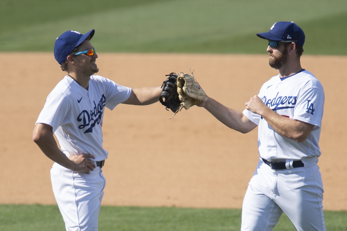 Enrique Hernandez y Adam Kolarek de Los Ángeles Dodgers (AP)