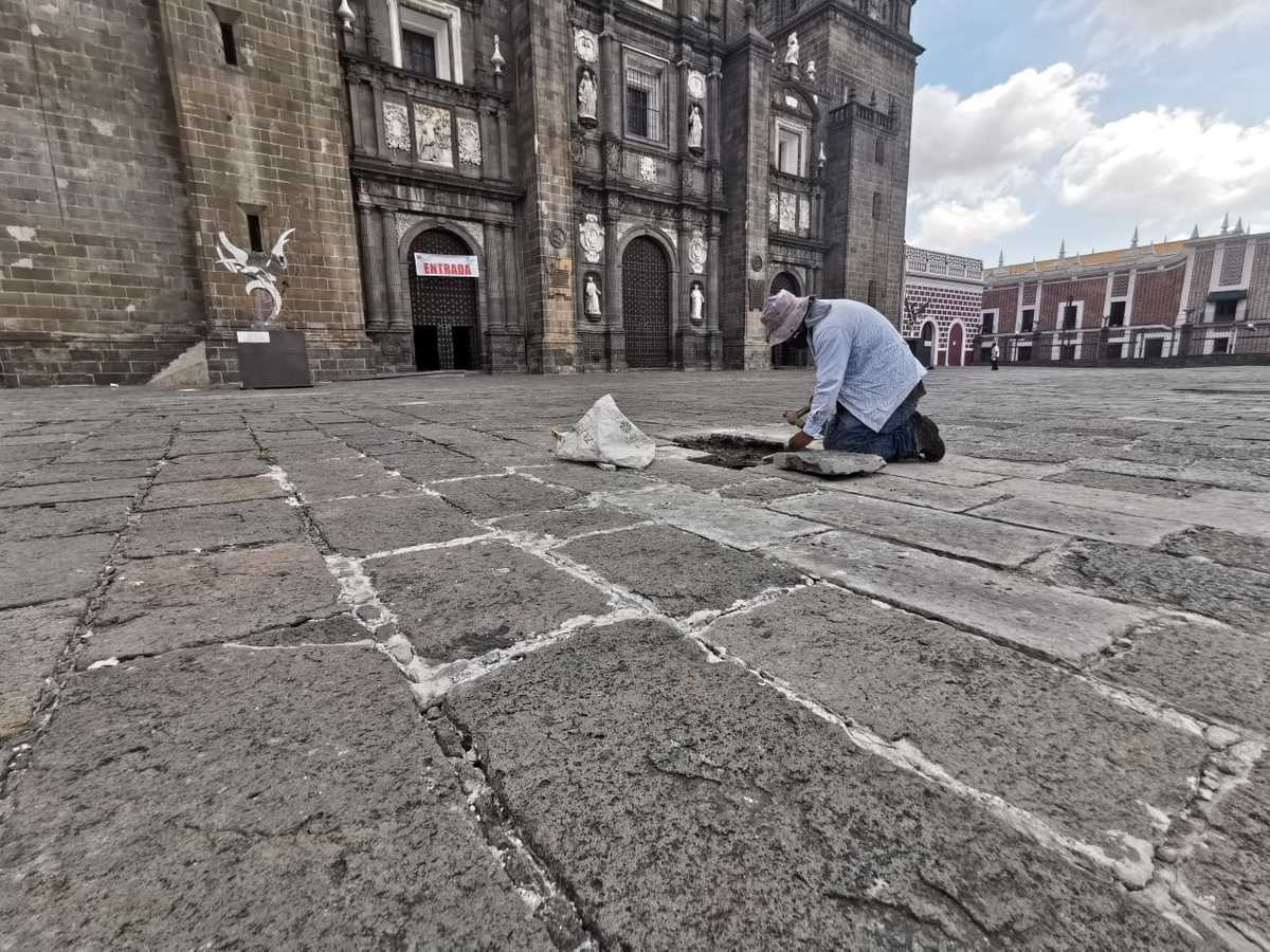 Inicia reparación de lajas de la Catedral (Melanie Torres)