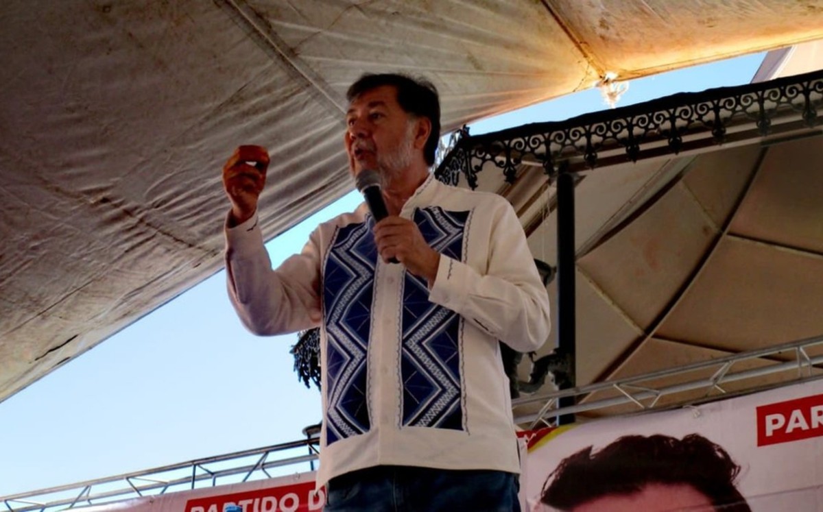 Por segunda vez, lanzan huevos a Fernández Noroña durante mitin en Hidalgo