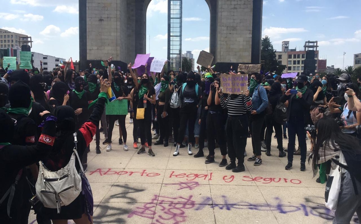 Las manifestantes  son resguardadas por mujeres policías./ Azucena Rangel
