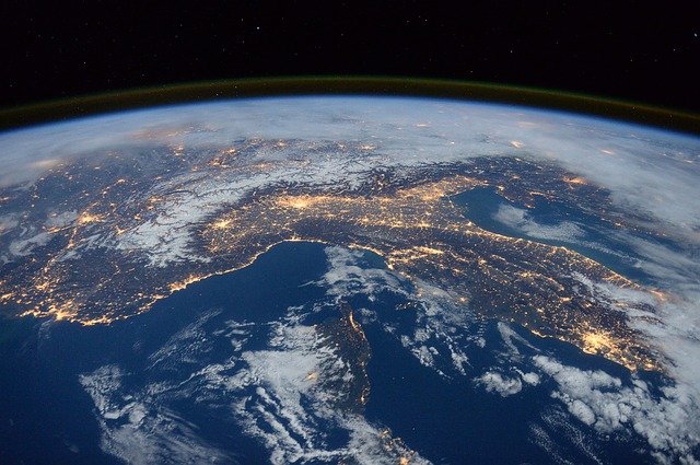 Un meteoroide 'afortunado' roza la atmósfera de la Tierra. (Pixabay)