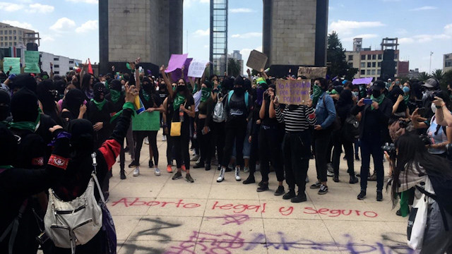 Mujeres marchan para exigir despenalización del aborto en CdMx
