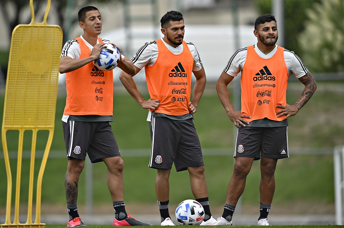 Roberto Alvarado, Henry Martin y Alexis Vega durante entrenamiento con el Tri (Imago7)