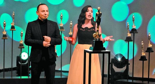 Roberto Fiesco y Verónica Toussaint fueron los conductores de la premiación en línea. Octavio Pacheco /AMACC / CInetc
