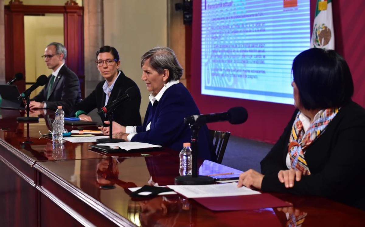 Con símbolos en corbata y pin, Berdichevsky y López-Gatell se solidarizaron con quienes buscan legalizar el aborto. (Especial)