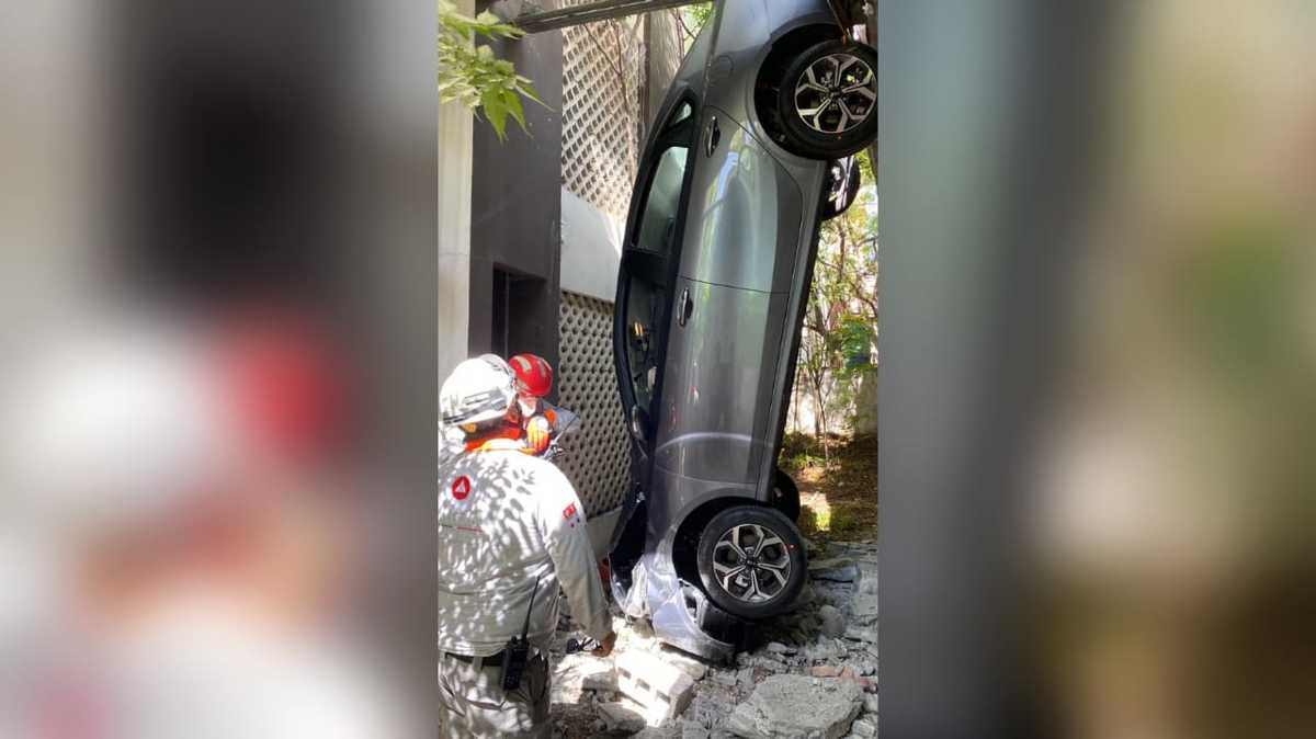 Auto cae de 5 metros en Monterrey. Foto: Especial.