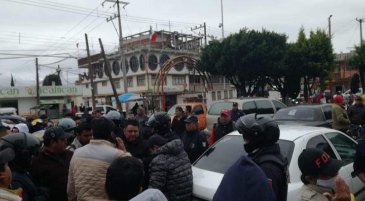Elementos de la Policía Municipal impidieron que los pobladores lincharan al hombre. (Especial)