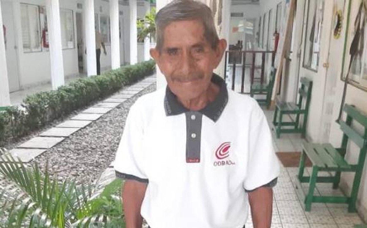 Hombre de 80 años termina la preparatoria en Oaxaca