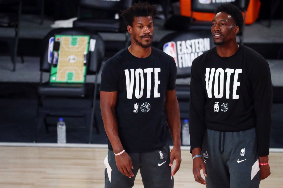 Jimmy Butler y Bam Adebayo (Reuters)
